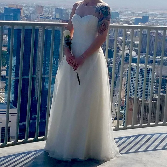 Lovely David’s Bridal Wedding Gown, Ivory, Size 4 - Picture 1 of 10